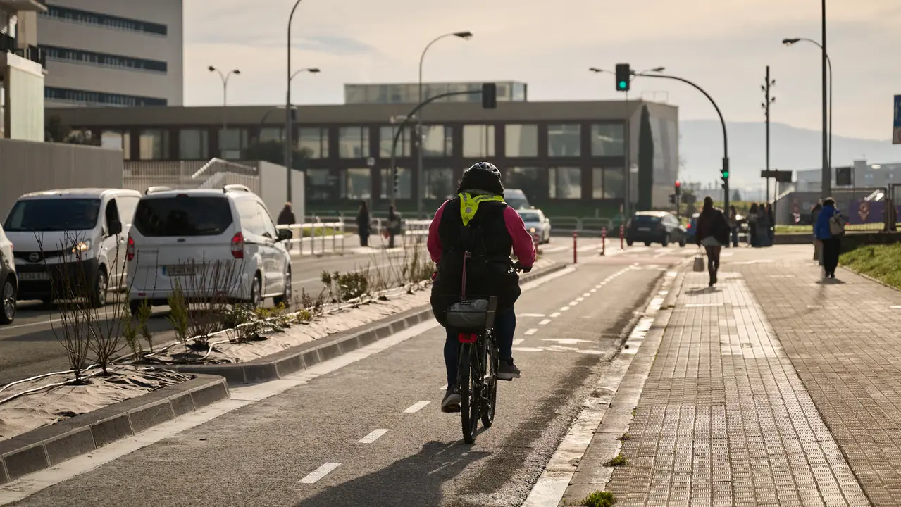 La Gerencia y la Comisi&oacute;n de Urbanismo visita las obras del carril bici y de mejoras medioambientales en la calle Irunlarrea, en el tramo comprendido entre las avenidas de P&iacute;o XII y Bara&ntilde;&aacute;in. PABLO LASAOSA