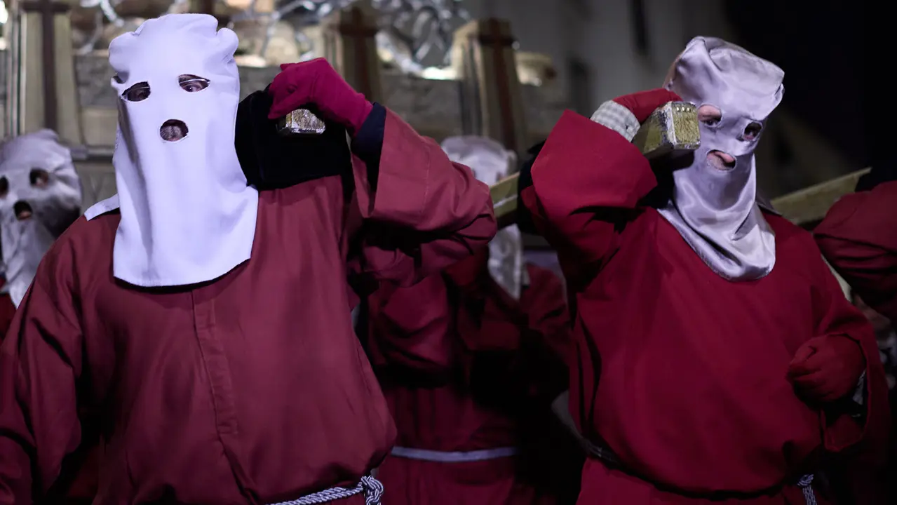 Traslado del paso del Cristo Alzado a la Catedral de Pamplona a cargo de la Hermandad de la Pasi&oacute;n del Se&ntilde;or como motivo del comienzo de la Cuaresma en el Mi&eacute;rcoles de Ceniza de 2026. I&Ntilde;IGO ALZUGARAY