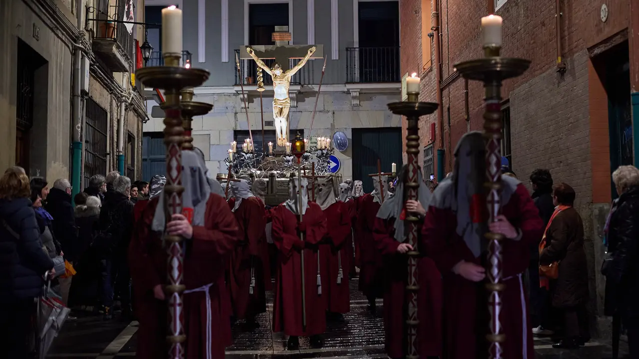 Traslado del paso del Cristo Alzado a la Catedral de Pamplona a cargo de la Hermandad de la Pasi&oacute;n del Se&ntilde;or como motivo del comienzo de la Cuaresma en el Mi&eacute;rcoles de Ceniza de 2026. I&Ntilde;IGO ALZUGARAY