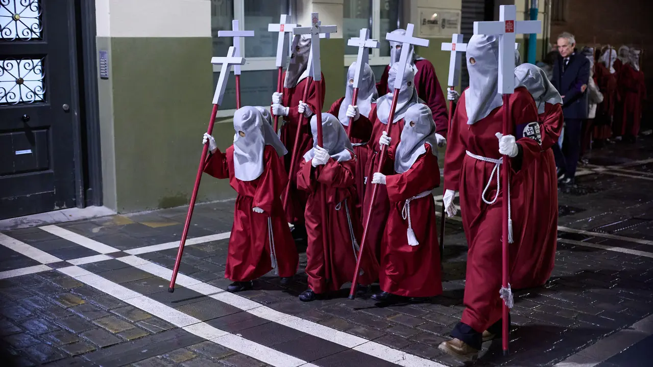 Traslado del paso del Cristo Alzado a la Catedral de Pamplona a cargo de la Hermandad de la Pasi&oacute;n del Se&ntilde;or como motivo del comienzo de la Cuaresma en el Mi&eacute;rcoles de Ceniza de 2026. I&Ntilde;IGO ALZUGARAY