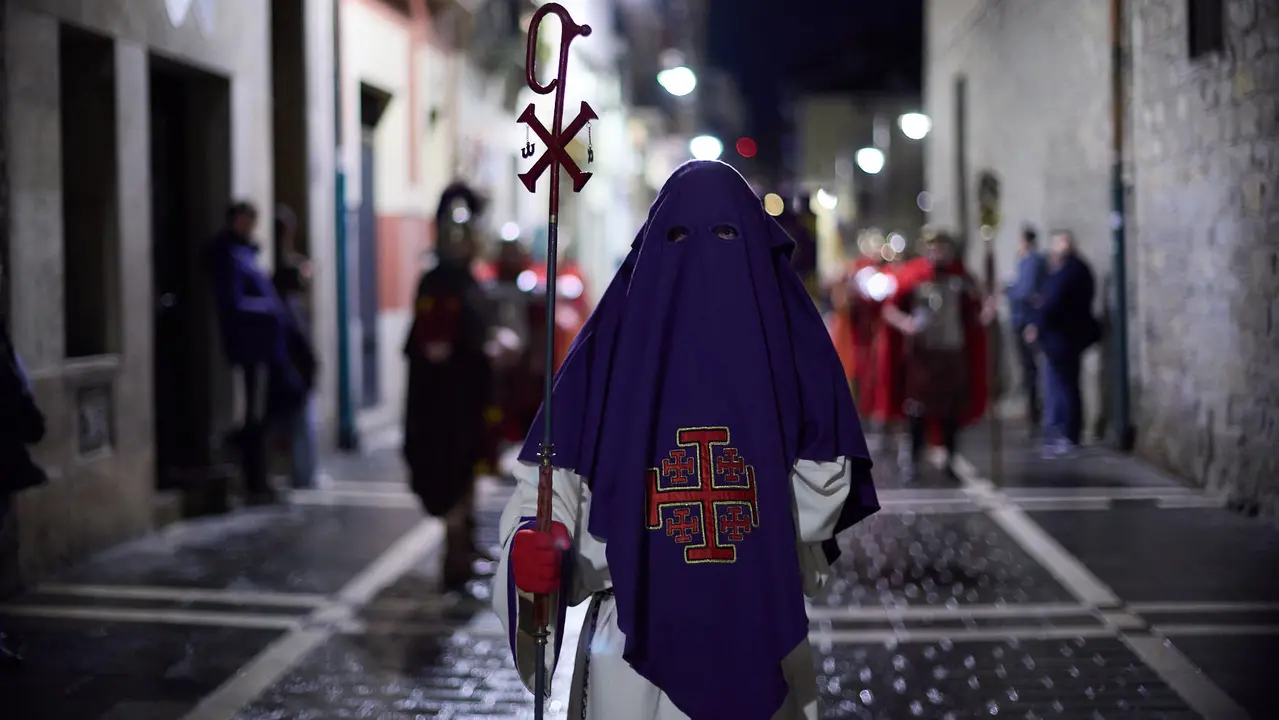 Traslado del paso del Cristo Alzado a la Catedral de Pamplona a cargo de la Hermandad de la Pasi&oacute;n del Se&ntilde;or como motivo del comienzo de la Cuaresma en el Mi&eacute;rcoles de Ceniza de 2026. I&Ntilde;IGO ALZUGARAY
