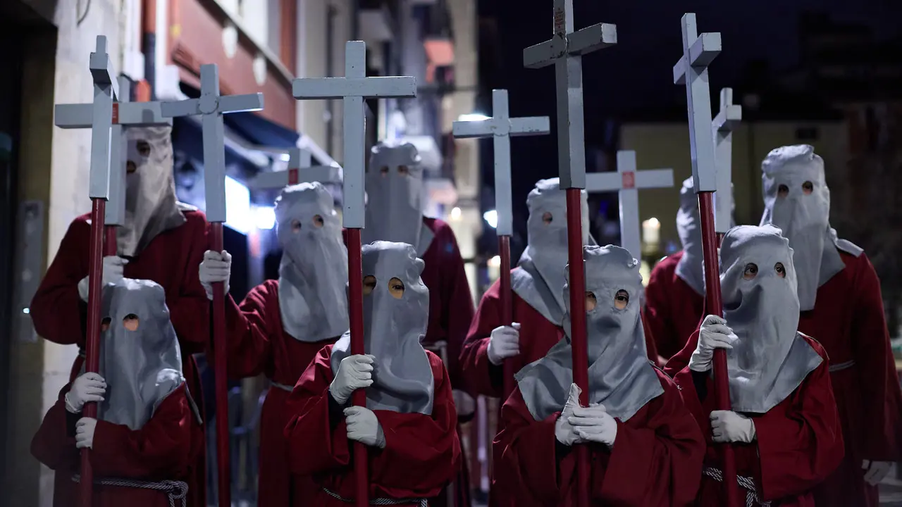 Traslado del paso del Cristo Alzado a la Catedral de Pamplona a cargo de la Hermandad de la Pasi&oacute;n del Se&ntilde;or como motivo del comienzo de la Cuaresma en el Mi&eacute;rcoles de Ceniza de 2026. I&Ntilde;IGO ALZUGARAY