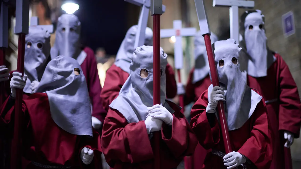 Traslado del paso del Cristo Alzado a la Catedral de Pamplona a cargo de la Hermandad de la Pasi&oacute;n del Se&ntilde;or como motivo del comienzo de la Cuaresma en el Mi&eacute;rcoles de Ceniza de 2026. I&Ntilde;IGO ALZUGARAY