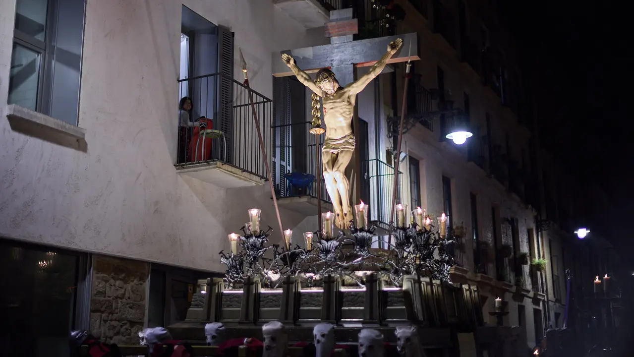 Traslado del paso del Cristo Alzado a la Catedral de Pamplona a cargo de la Hermandad de la Pasi&oacute;n del Se&ntilde;or como motivo del comienzo de la Cuaresma en el Mi&eacute;rcoles de Ceniza de 2026. I&Ntilde;IGO ALZUGARAY