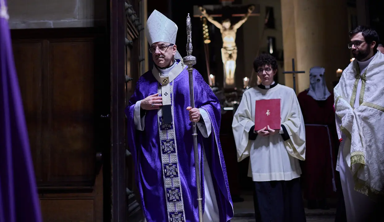 Traslado del paso del Cristo Alzado a la Catedral de Pamplona a cargo de la Hermandad de la Pasi&oacute;n del Se&ntilde;or como motivo del comienzo de la Cuaresma en el Mi&eacute;rcoles de Ceniza de 2026. I&Ntilde;IGO ALZUGARAY
