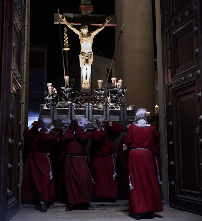 Traslado del paso del Cristo Alzado a la Catedral de Pamplona a cargo de la Hermandad de la Pasi&oacute;n del Se&ntilde;or como motivo del comienzo de la Cuaresma en el Mi&eacute;rcoles de Ceniza de 2026. I&Ntilde;IGO ALZUGARAY