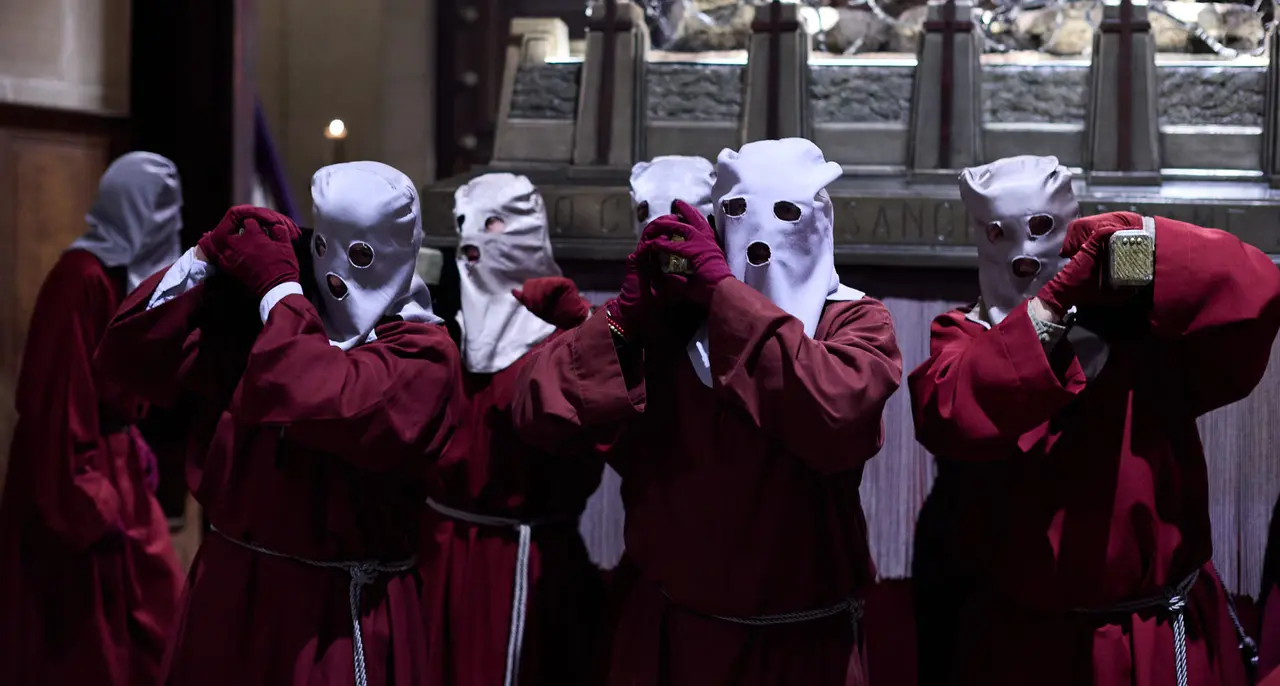 Traslado del paso del Cristo Alzado a la Catedral de Pamplona a cargo de la Hermandad de la Pasi&oacute;n del Se&ntilde;or como motivo del comienzo de la Cuaresma en el Mi&eacute;rcoles de Ceniza de 2026. I&Ntilde;IGO ALZUGARAY