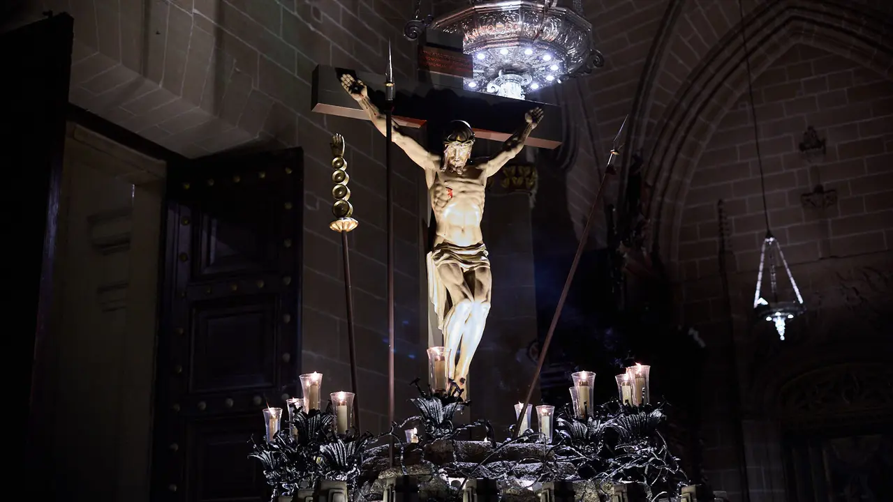 Traslado del paso del Cristo Alzado a la Catedral de Pamplona a cargo de la Hermandad de la Pasi&oacute;n del Se&ntilde;or como motivo del comienzo de la Cuaresma en el Mi&eacute;rcoles de Ceniza de 2026. I&Ntilde;IGO ALZUGARAY