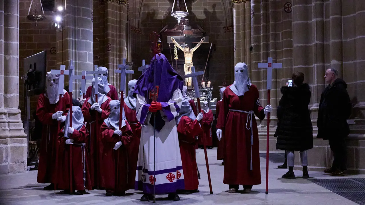 Traslado del paso del Cristo Alzado a la Catedral de Pamplona a cargo de la Hermandad de la Pasi&oacute;n del Se&ntilde;or como motivo del comienzo de la Cuaresma en el Mi&eacute;rcoles de Ceniza de 2026. I&Ntilde;IGO ALZUGARAY