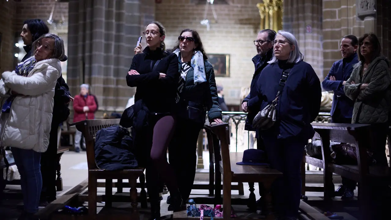 Traslado del paso del Cristo Alzado a la Catedral de Pamplona a cargo de la Hermandad de la Pasi&oacute;n del Se&ntilde;or como motivo del comienzo de la Cuaresma en el Mi&eacute;rcoles de Ceniza de 2026. I&Ntilde;IGO ALZUGARAY