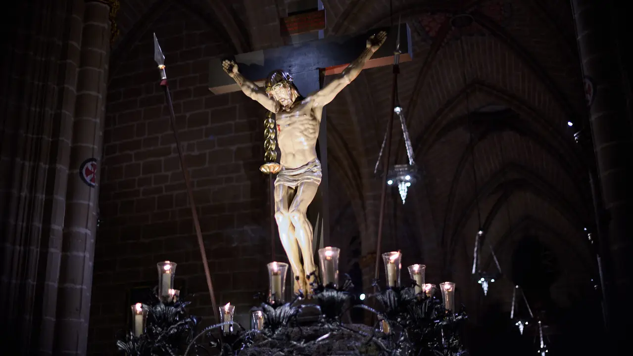 Traslado del paso del Cristo Alzado a la Catedral de Pamplona a cargo de la Hermandad de la Pasi&oacute;n del Se&ntilde;or como motivo del comienzo de la Cuaresma en el Mi&eacute;rcoles de Ceniza de 2026. I&Ntilde;IGO ALZUGARAY