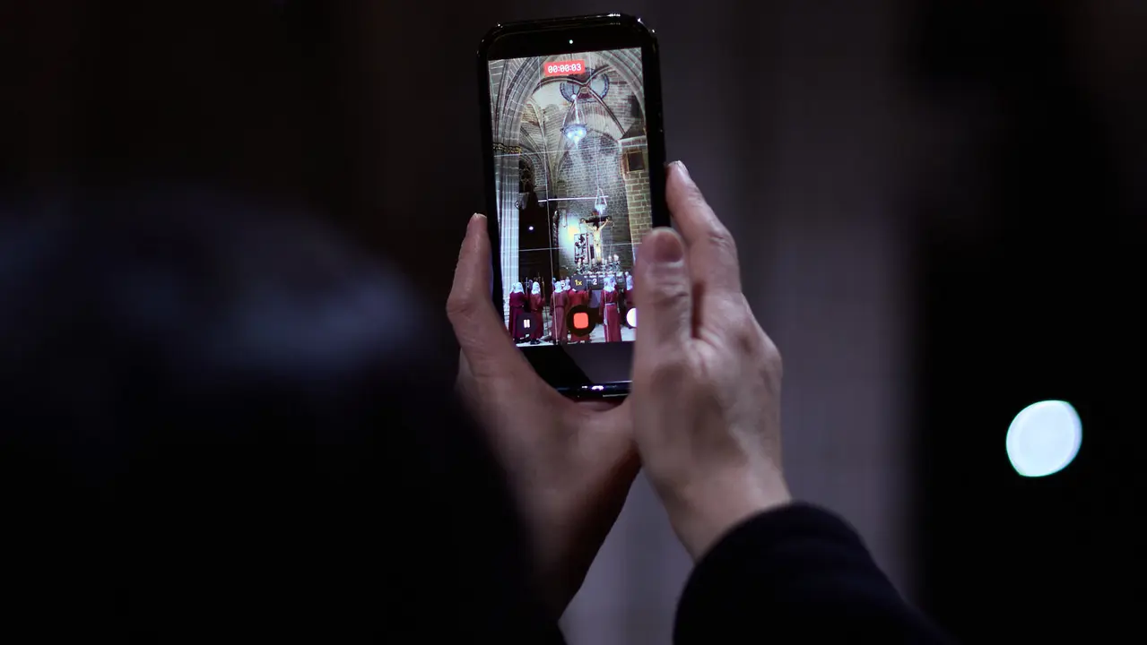 Traslado del paso del Cristo Alzado a la Catedral de Pamplona a cargo de la Hermandad de la Pasi&oacute;n del Se&ntilde;or como motivo del comienzo de la Cuaresma en el Mi&eacute;rcoles de Ceniza de 2026. I&Ntilde;IGO ALZUGARAY