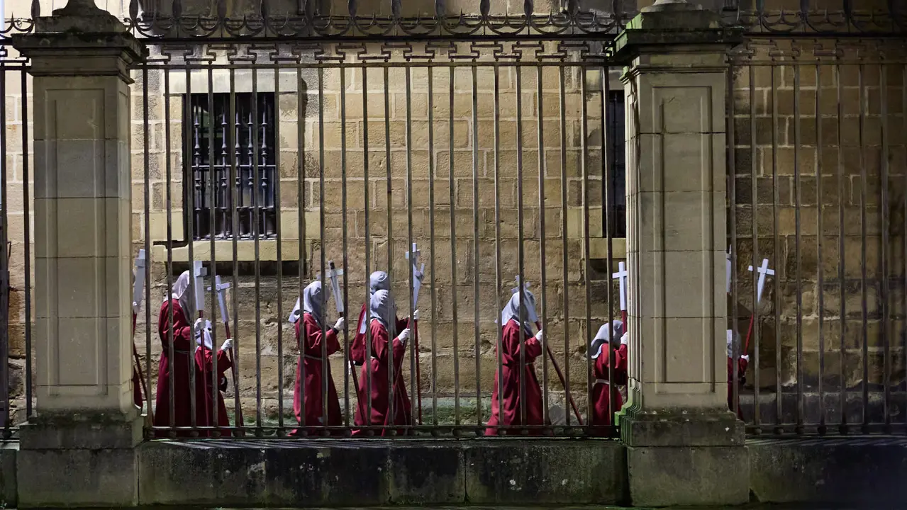 Traslado del paso del Cristo Alzado a la Catedral de Pamplona a cargo de la Hermandad de la Pasi&oacute;n del Se&ntilde;or como motivo del comienzo de la Cuaresma en el Mi&eacute;rcoles de Ceniza de 2026. I&Ntilde;IGO ALZUGARAY