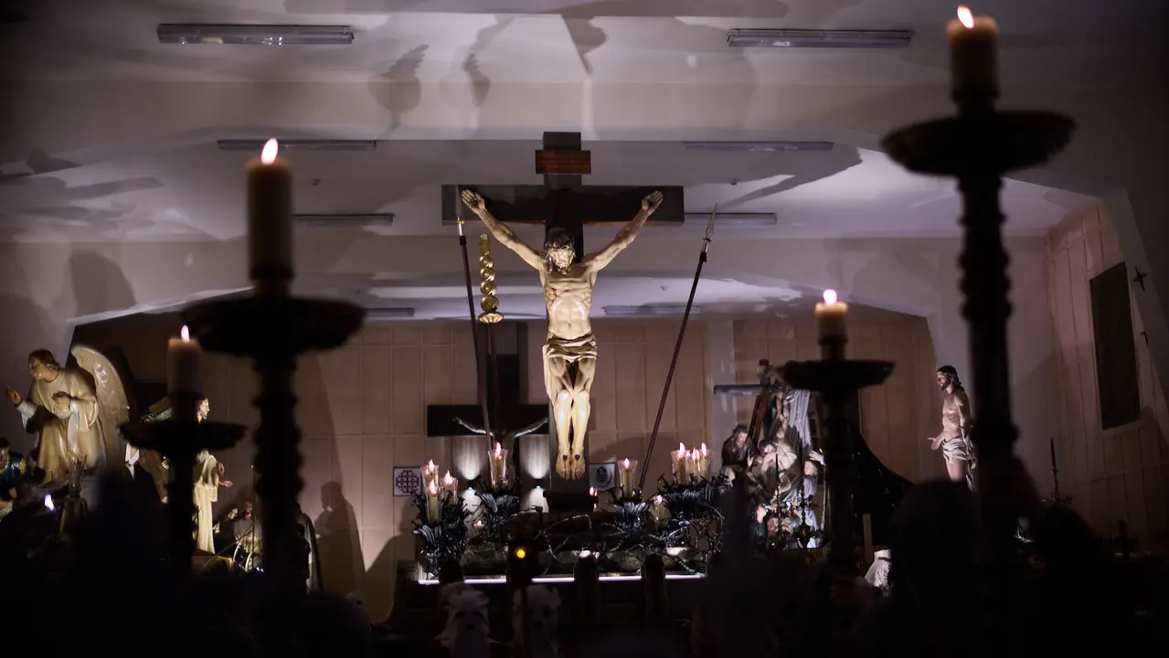 Traslado del paso del Cristo Alzado a la Catedral de Pamplona a cargo de la Hermandad de la Pasi&oacute;n del Se&ntilde;or como motivo del comienzo de la Cuaresma en el Mi&eacute;rcoles de Ceniza de 2026. I&Ntilde;IGO ALZUGARAY