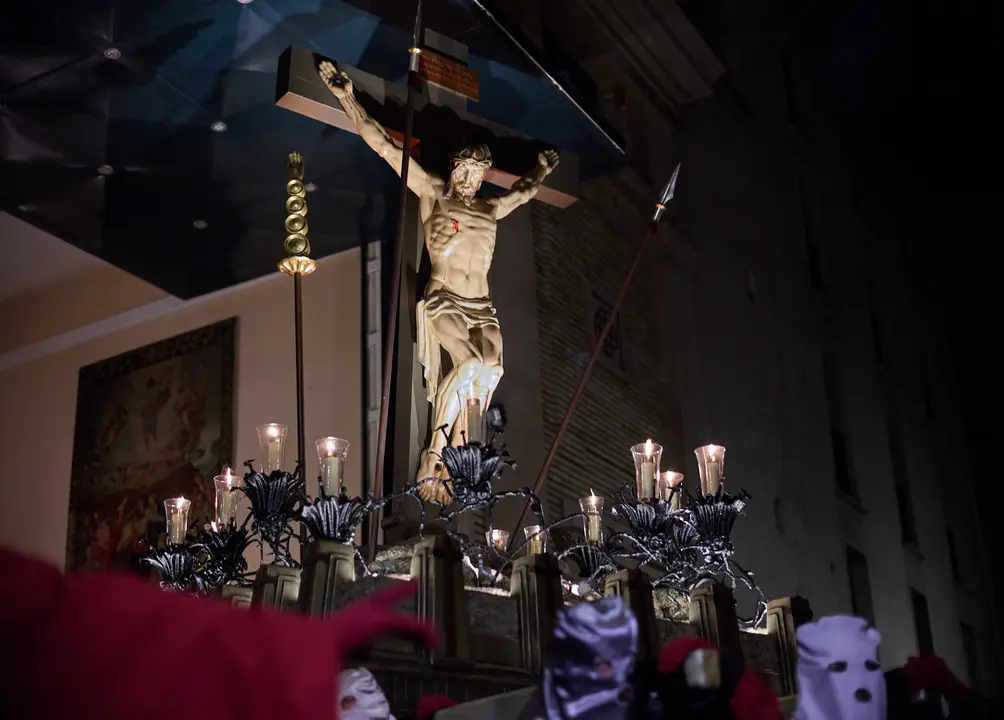 Traslado del paso del Cristo Alzado a la Catedral de Pamplona a cargo de la Hermandad de la Pasi&oacute;n del Se&ntilde;or como motivo del comienzo de la Cuaresma en el Mi&eacute;rcoles de Ceniza de 2026. I&Ntilde;IGO ALZUGARAY