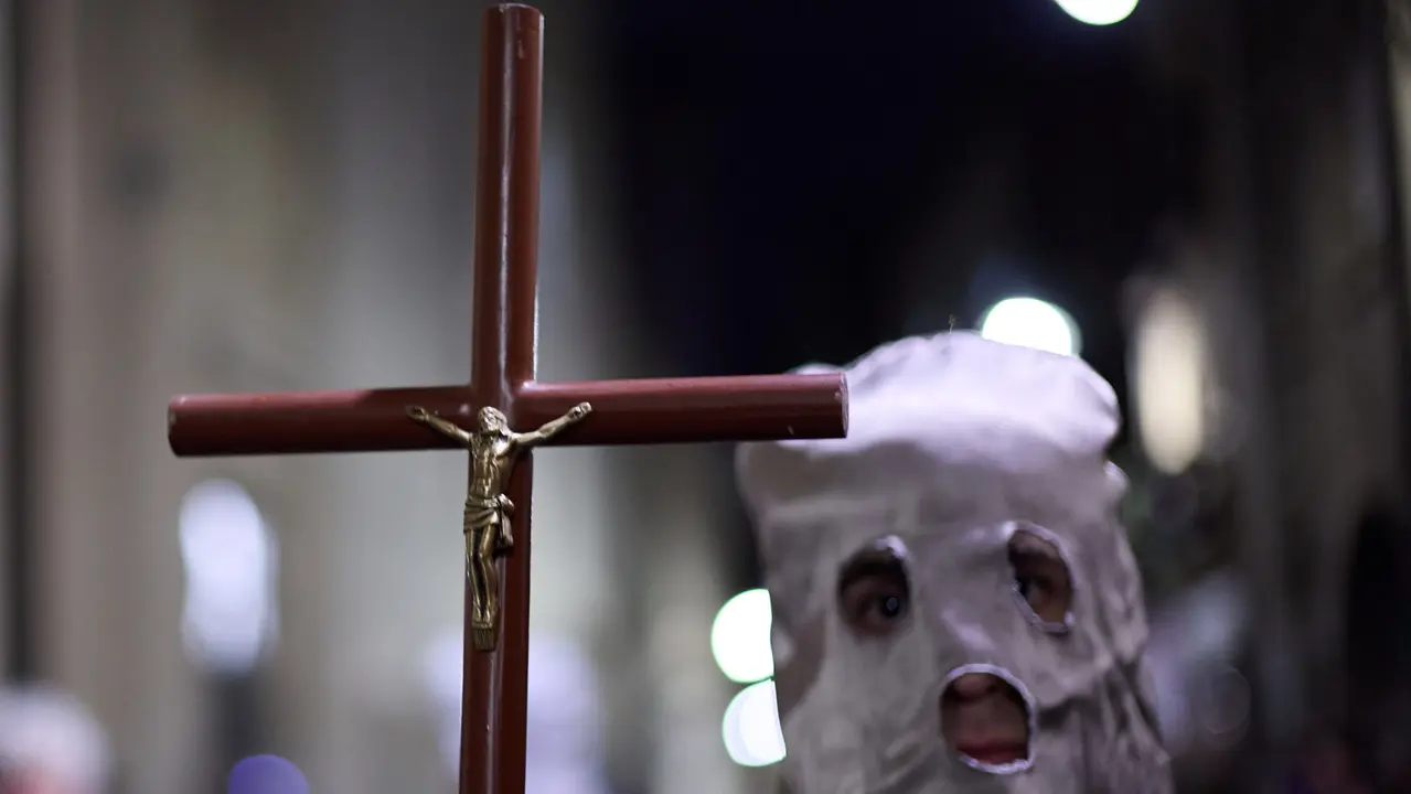 Traslado del paso del Cristo Alzado a la Catedral de Pamplona a cargo de la Hermandad de la Pasi&oacute;n del Se&ntilde;or como motivo del comienzo de la Cuaresma en el Mi&eacute;rcoles de Ceniza de 2026. I&Ntilde;IGO ALZUGARAY