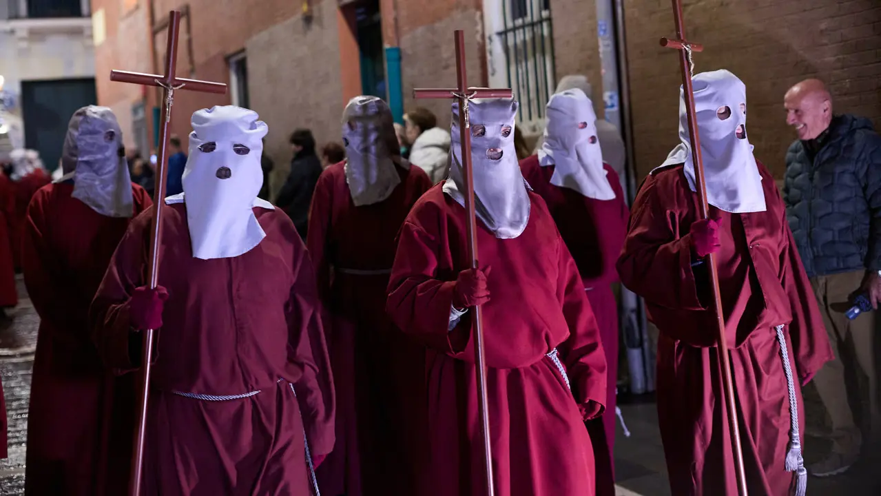 Traslado del paso del Cristo Alzado a la Catedral de Pamplona a cargo de la Hermandad de la Pasi&oacute;n del Se&ntilde;or como motivo del comienzo de la Cuaresma en el Mi&eacute;rcoles de Ceniza de 2026. I&Ntilde;IGO ALZUGARAY
