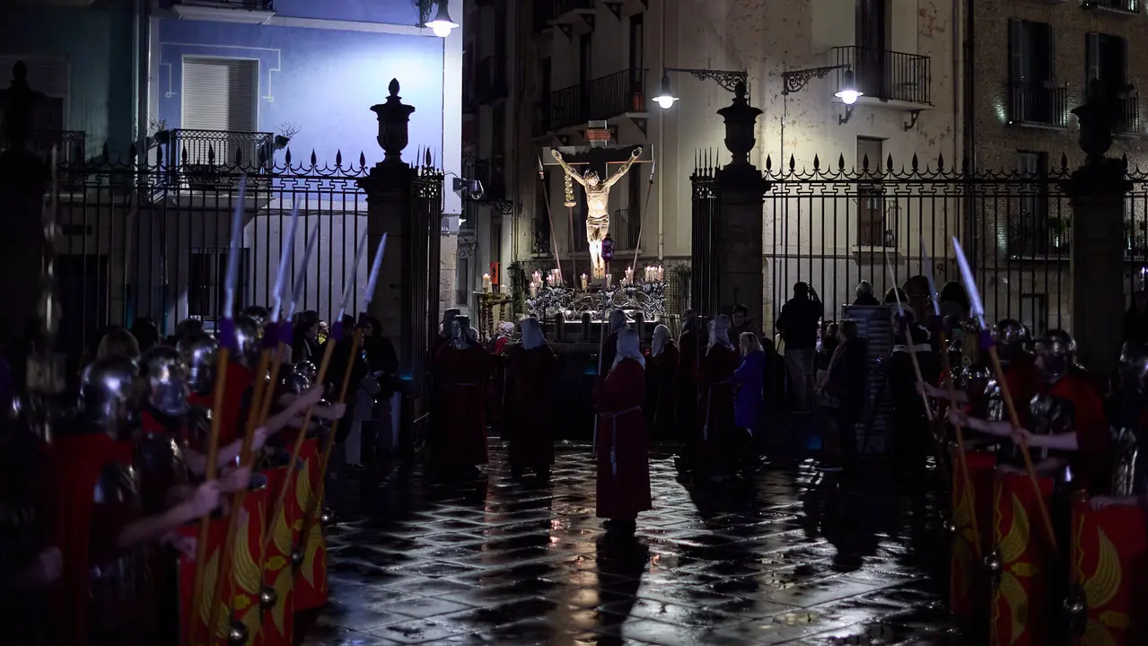 Traslado del paso del Cristo Alzado a la Catedral de Pamplona a cargo de la Hermandad de la Pasi&oacute;n del Se&ntilde;or como motivo del comienzo de la Cuaresma en el Mi&eacute;rcoles de Ceniza de 2026. I&Ntilde;IGO ALZUGARAY