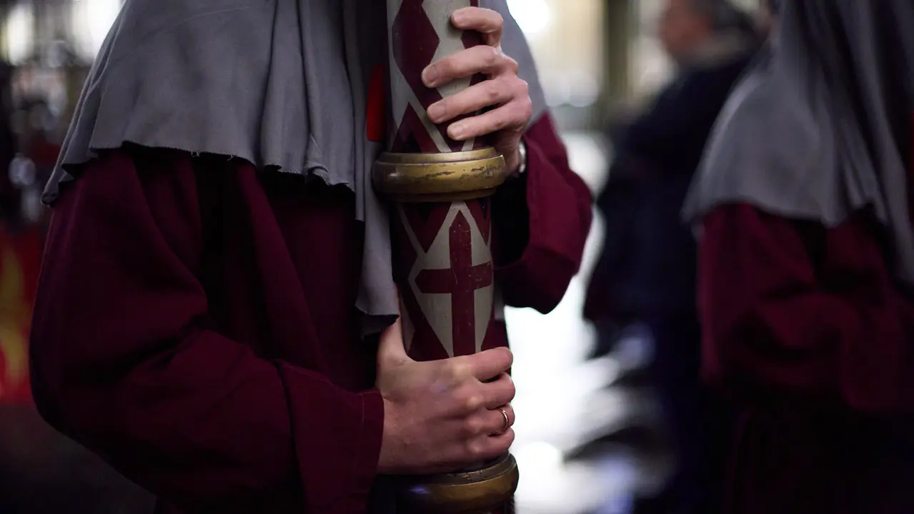 Traslado del paso del Cristo Alzado a la Catedral de Pamplona a cargo de la Hermandad de la Pasi&oacute;n del Se&ntilde;or como motivo del comienzo de la Cuaresma en el Mi&eacute;rcoles de Ceniza de 2026. I&Ntilde;IGO ALZUGARAY