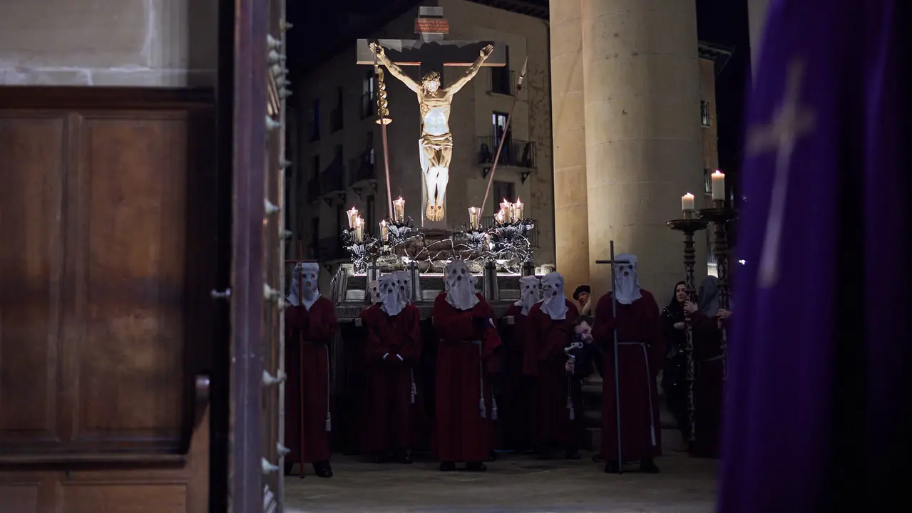 Traslado del paso del Cristo Alzado a la Catedral de Pamplona a cargo de la Hermandad de la Pasi&oacute;n del Se&ntilde;or como motivo del comienzo de la Cuaresma en el Mi&eacute;rcoles de Ceniza de 2026. I&Ntilde;IGO ALZUGARAY