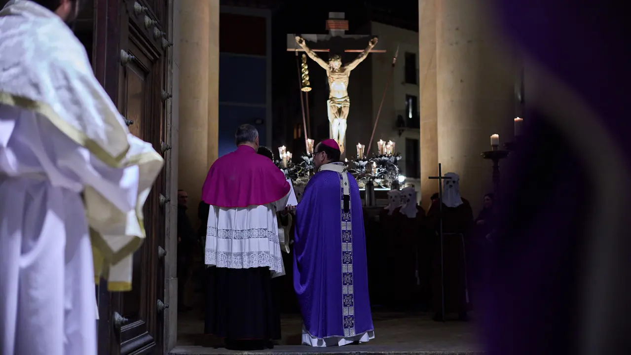 Traslado del paso del Cristo Alzado a la Catedral de Pamplona a cargo de la Hermandad de la Pasi&oacute;n del Se&ntilde;or como motivo del comienzo de la Cuaresma en el Mi&eacute;rcoles de Ceniza de 2026. I&Ntilde;IGO ALZUGARAY
