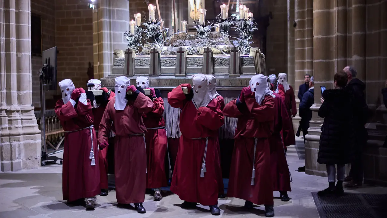 Traslado del paso del Cristo Alzado a la Catedral de Pamplona a cargo de la Hermandad de la Pasi&oacute;n del Se&ntilde;or como motivo del comienzo de la Cuaresma en el Mi&eacute;rcoles de Ceniza de 2026. I&Ntilde;IGO ALZUGARAY