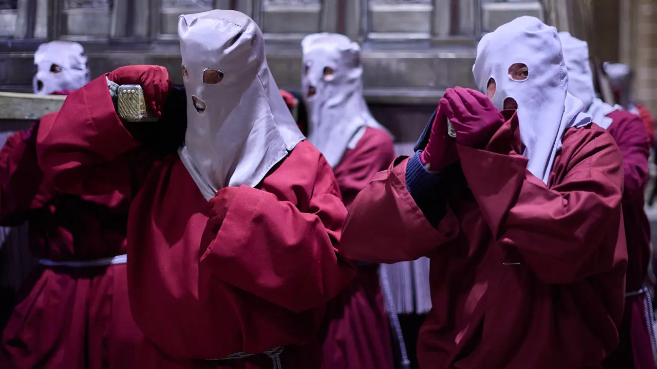 Traslado del paso del Cristo Alzado a la Catedral de Pamplona a cargo de la Hermandad de la Pasi&oacute;n del Se&ntilde;or como motivo del comienzo de la Cuaresma en el Mi&eacute;rcoles de Ceniza de 2026. I&Ntilde;IGO ALZUGARAY