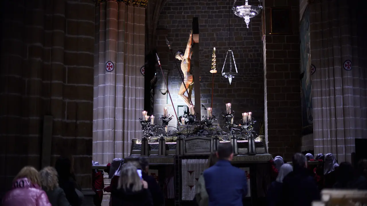Traslado del paso del Cristo Alzado a la Catedral de Pamplona a cargo de la Hermandad de la Pasi&oacute;n del Se&ntilde;or como motivo del comienzo de la Cuaresma en el Mi&eacute;rcoles de Ceniza de 2026. I&Ntilde;IGO ALZUGARAY