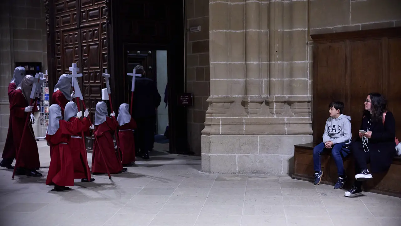 Traslado del paso del Cristo Alzado a la Catedral de Pamplona a cargo de la Hermandad de la Pasi&oacute;n del Se&ntilde;or como motivo del comienzo de la Cuaresma en el Mi&eacute;rcoles de Ceniza de 2026. I&Ntilde;IGO ALZUGARAY