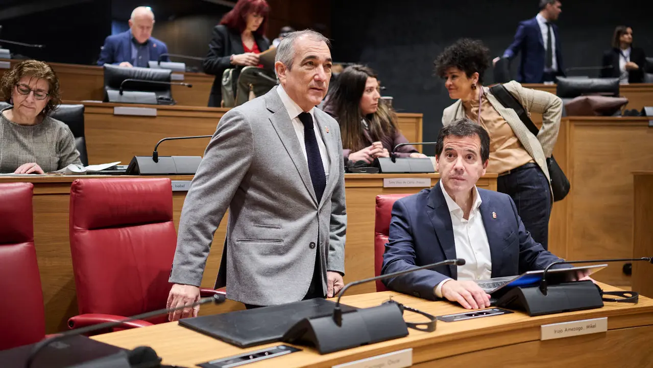 &Oacute;scar Chivite, consejero de Cohesi&oacute;n Territorial, junto a Mikel Irujo, consejero de Industria, durante el Pleno del Parlamento de Navarra. PABLO LASAOSA