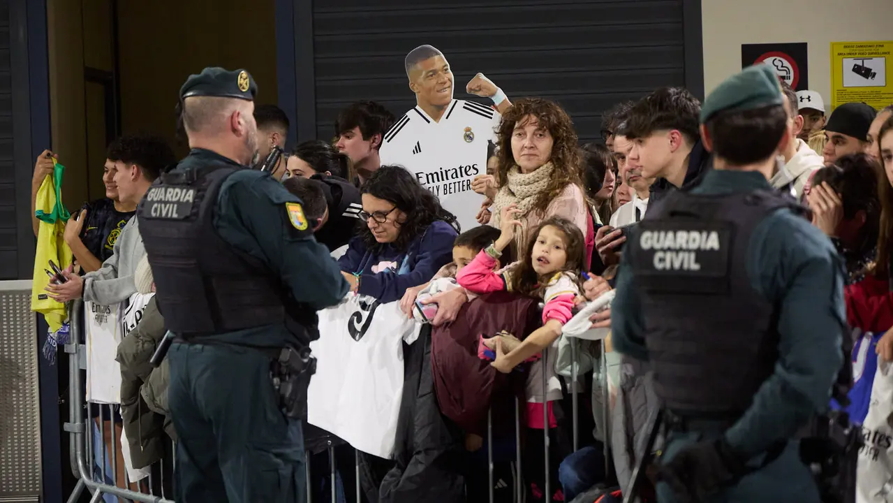 Llegada de la plantilla del Real Madrid al aeropuerto de Noain para jugar ma&ntilde;ana contra Osasuna en el estadio de El Sadar. I&Ntilde;IGO ALZUGARAY