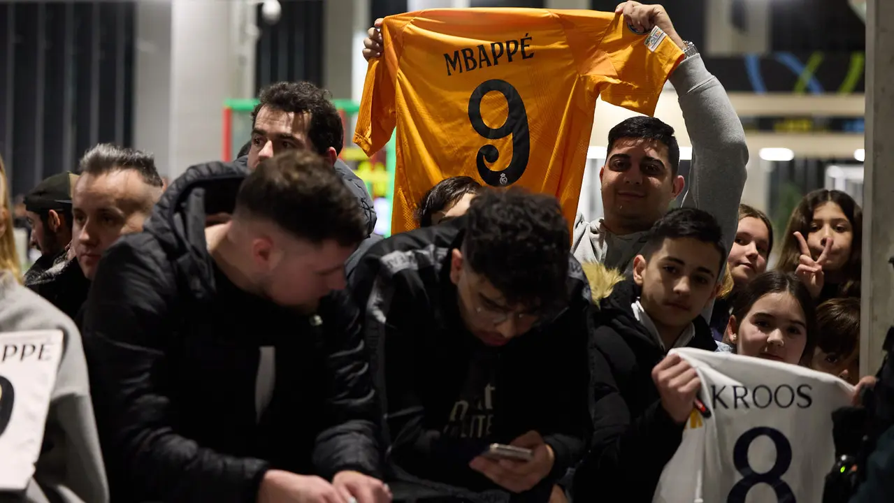 Llegada de la plantilla del Real Madrid al aeropuerto de Noain para jugar ma&ntilde;ana contra Osasuna en el estadio de El Sadar. I&Ntilde;IGO ALZUGARAY