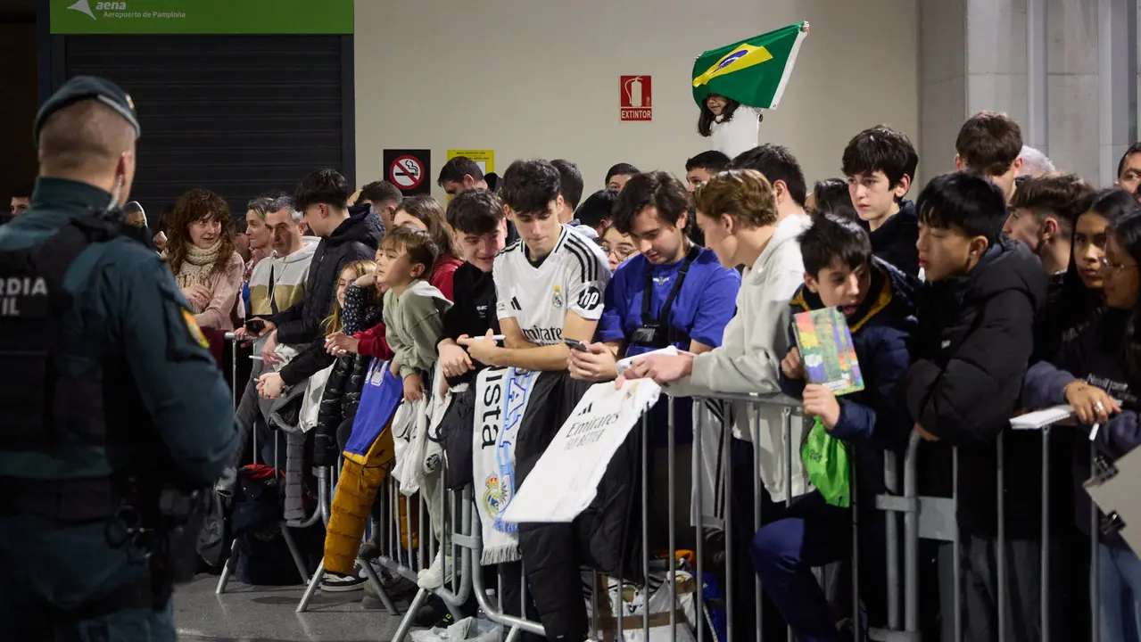 Llegada de la plantilla del Real Madrid al aeropuerto de Noain para jugar ma&ntilde;ana contra Osasuna en el estadio de El Sadar. I&Ntilde;IGO ALZUGARAY