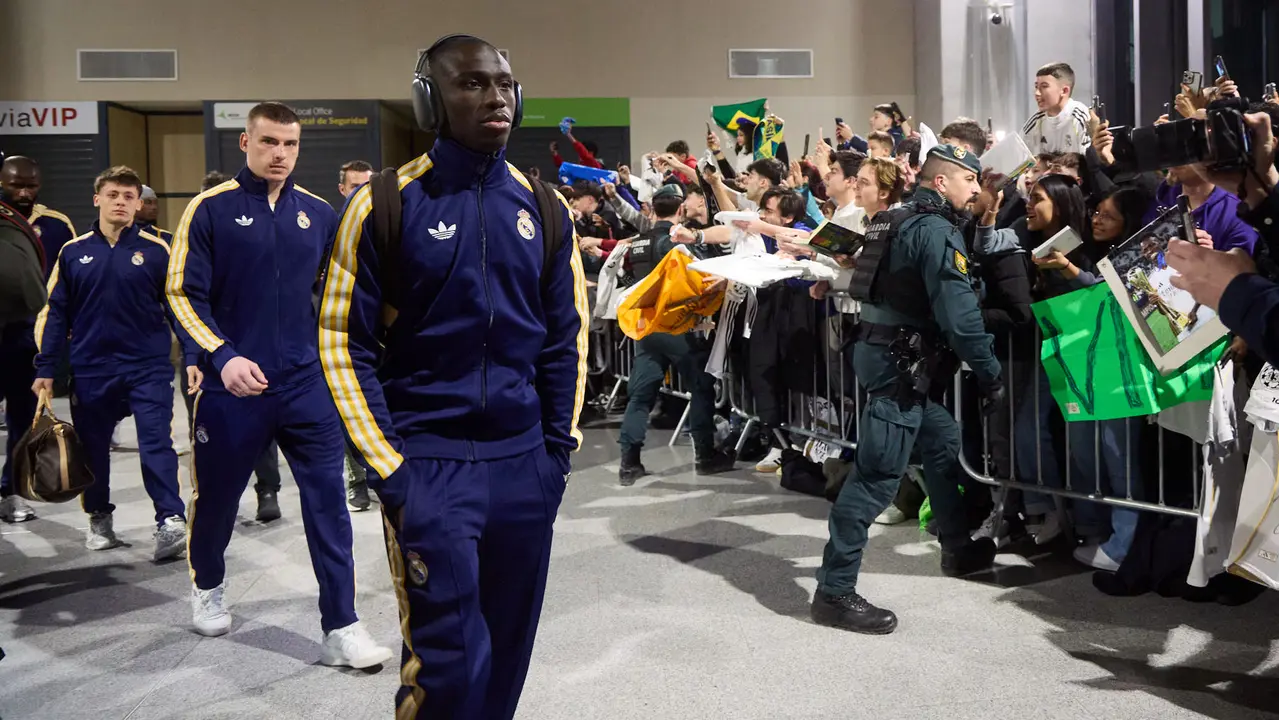 Llegada de la plantilla del Real Madrid al aeropuerto de Noain para jugar ma&ntilde;ana contra Osasuna en el estadio de El Sadar. I&Ntilde;IGO ALZUGARAY