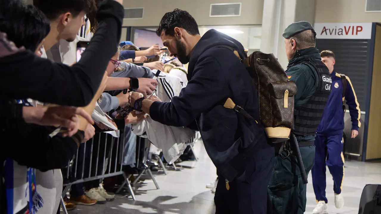 Llegada de la plantilla del Real Madrid al aeropuerto de Noain para jugar ma&ntilde;ana contra Osasuna en el estadio de El Sadar. I&Ntilde;IGO ALZUGARAY