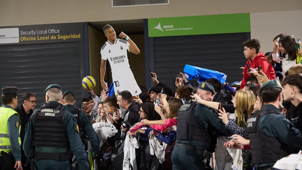Llegada de la plantilla del Real Madrid al aeropuerto de Noain para jugar ma&ntilde;ana contra Osasuna en el estadio de El Sadar. I&Ntilde;IGO ALZUGARAY
