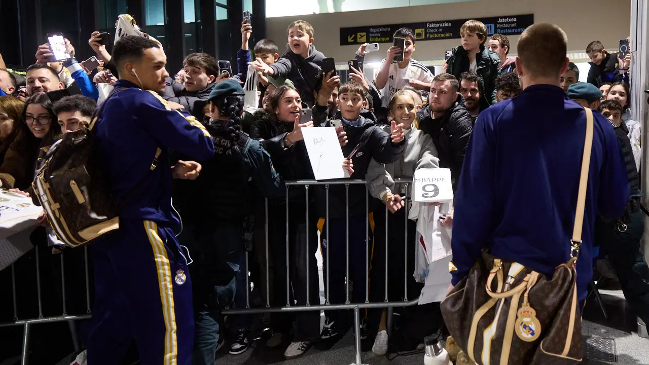 Llegada de la plantilla del Real Madrid al aeropuerto de Noain para jugar ma&ntilde;ana contra Osasuna en el estadio de El Sadar. I&Ntilde;IGO ALZUGARAY