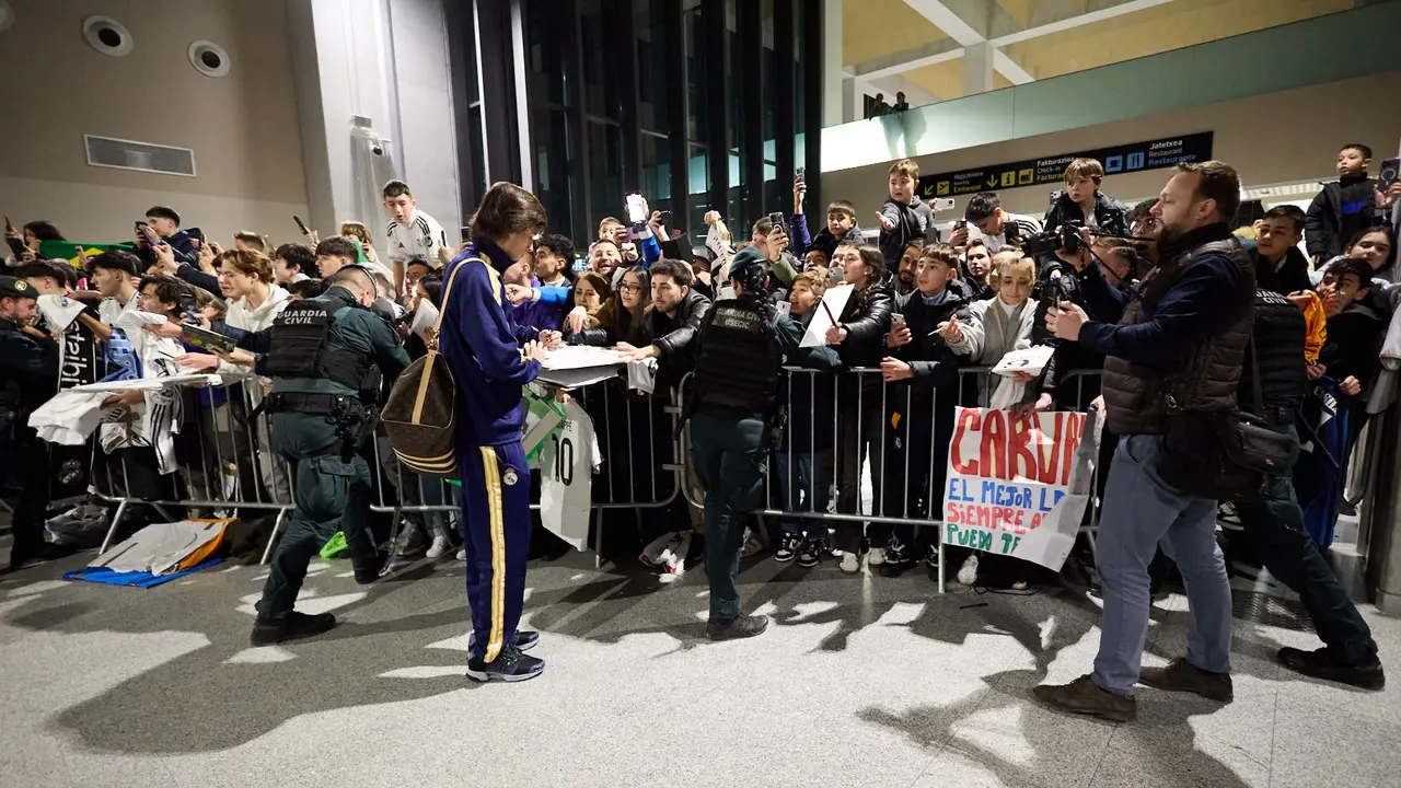 Llegada de la plantilla del Real Madrid al aeropuerto de Noain para jugar ma&ntilde;ana contra Osasuna en el estadio de El Sadar. I&Ntilde;IGO ALZUGARAY