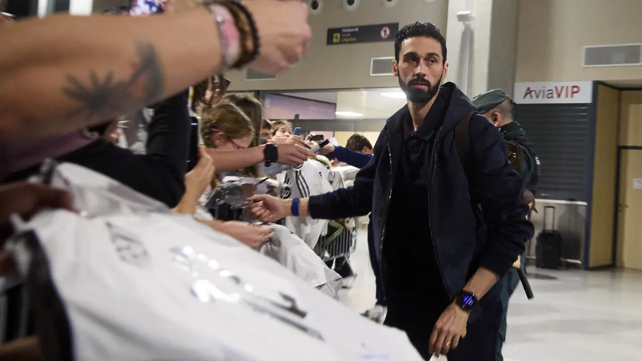 Llegada de la plantilla del Real Madrid al aeropuerto de Noain para jugar ma&ntilde;ana contra Osasuna en el estadio de El Sadar. I&Ntilde;IGO ALZUGARAY