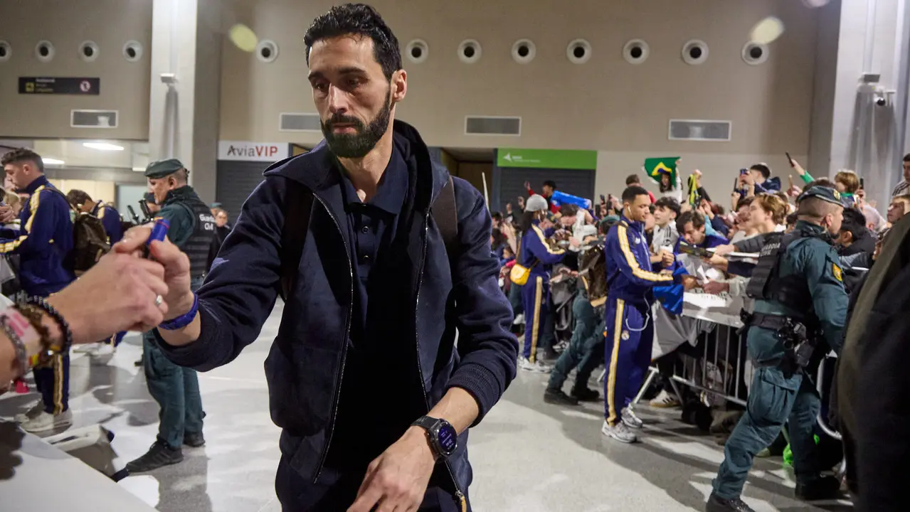 Llegada de la plantilla del Real Madrid al aeropuerto de Noain para jugar ma&ntilde;ana contra Osasuna en el estadio de El Sadar. I&Ntilde;IGO ALZUGARAY