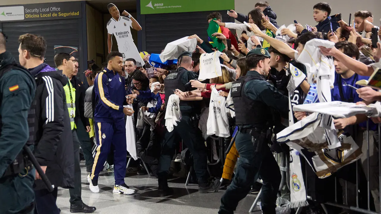 Llegada de la plantilla del Real Madrid al aeropuerto de Noain para jugar ma&ntilde;ana contra Osasuna en el estadio de El Sadar. I&Ntilde;IGO ALZUGARAY