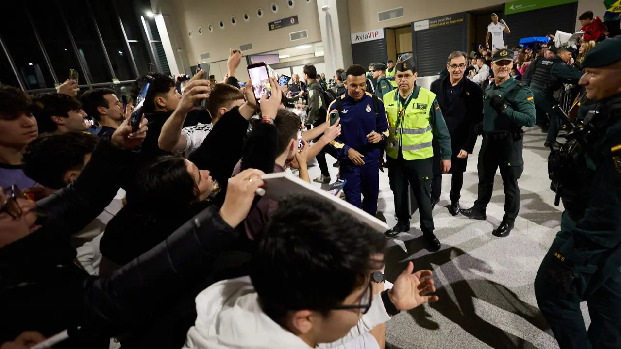 Llegada de la plantilla del Real Madrid al aeropuerto de Noain para jugar ma&ntilde;ana contra Osasuna en el estadio de El Sadar. I&Ntilde;IGO ALZUGARAY