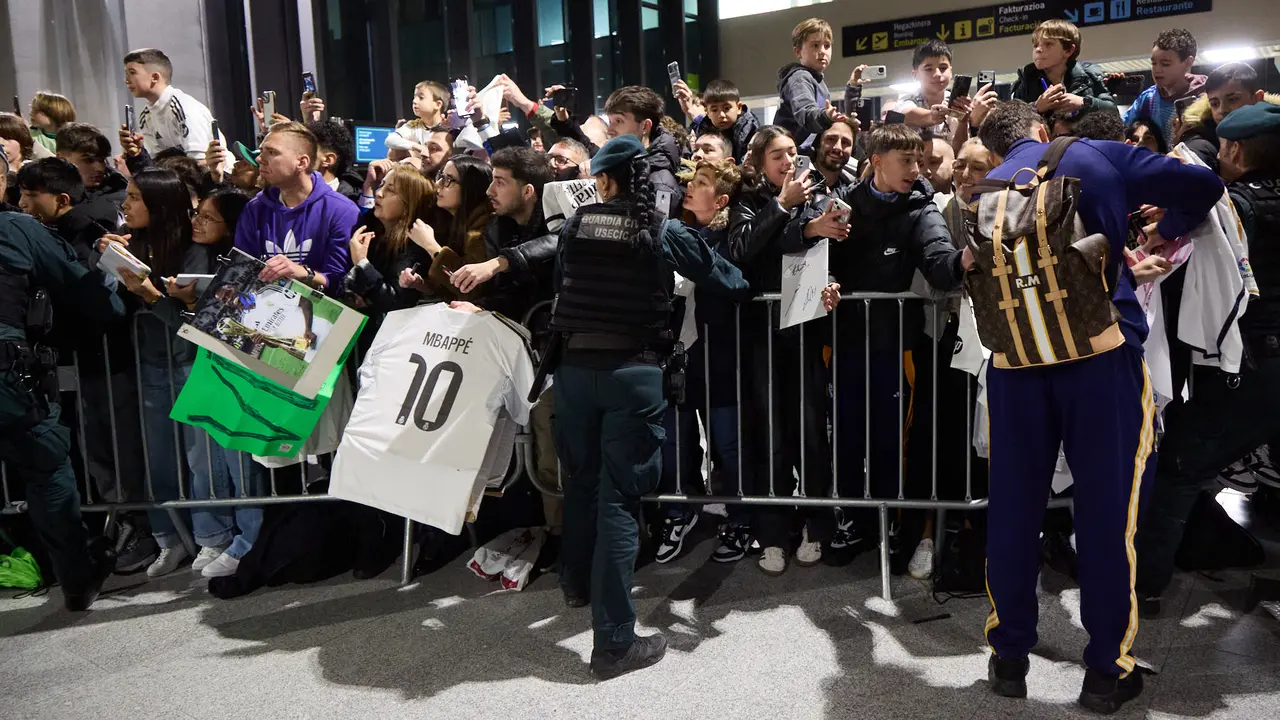Llegada de la plantilla del Real Madrid al aeropuerto de Noain para jugar ma&ntilde;ana contra Osasuna en el estadio de El Sadar. I&Ntilde;IGO ALZUGARAY