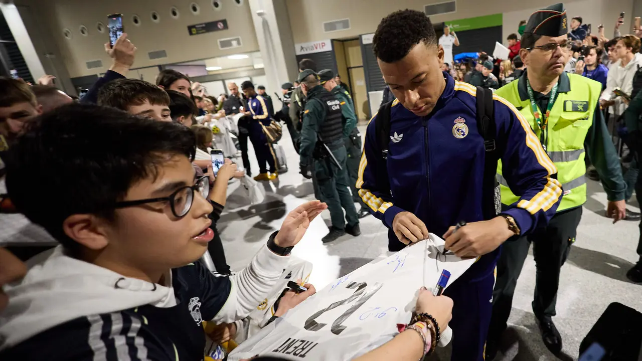 Llegada de la plantilla del Real Madrid al aeropuerto de Noain para jugar ma&ntilde;ana contra Osasuna en el estadio de El Sadar. I&Ntilde;IGO ALZUGARAY