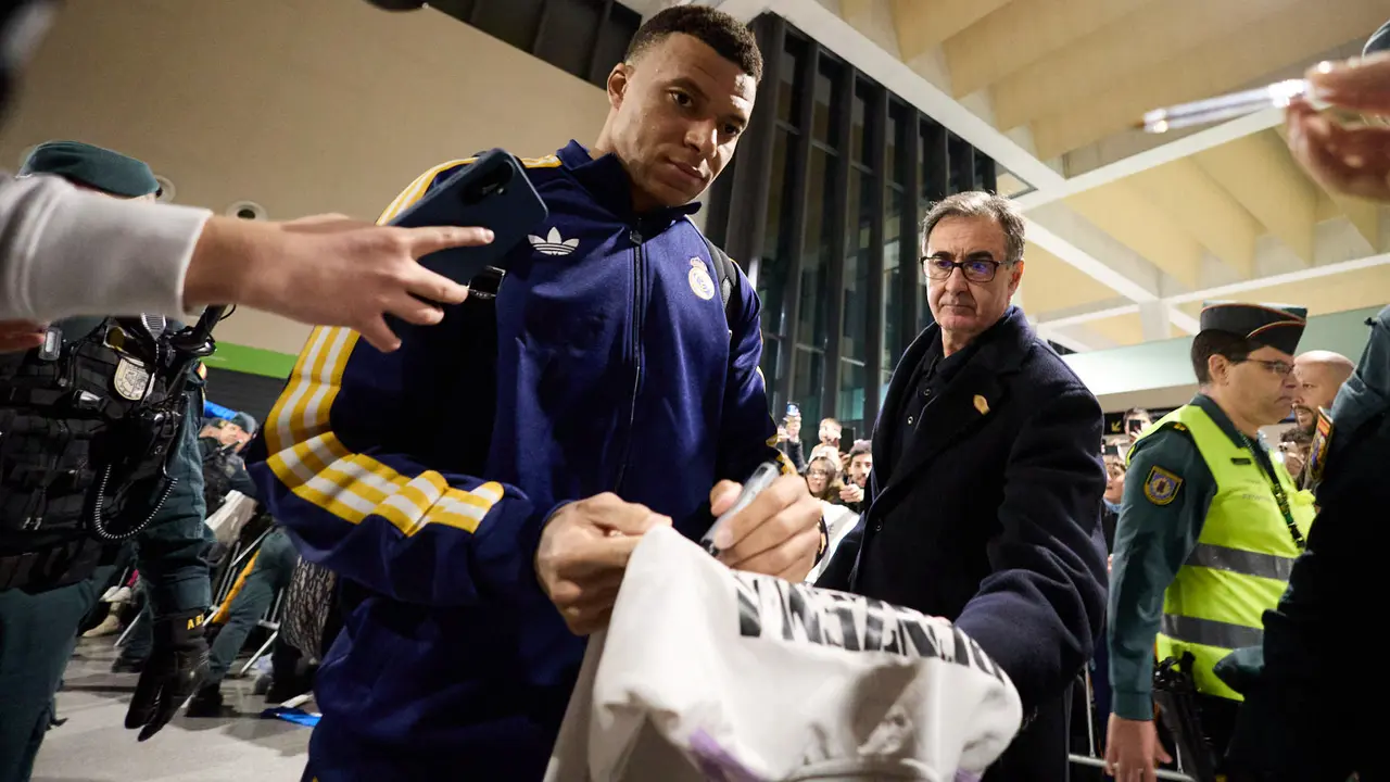 Llegada de la plantilla del Real Madrid al aeropuerto de Noain para jugar ma&ntilde;ana contra Osasuna en el estadio de El Sadar. I&Ntilde;IGO ALZUGARAY
