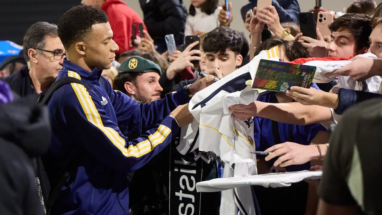 Llegada de la plantilla del Real Madrid al aeropuerto de Noain para jugar ma&ntilde;ana contra Osasuna en el estadio de El Sadar. I&Ntilde;IGO ALZUGARAY