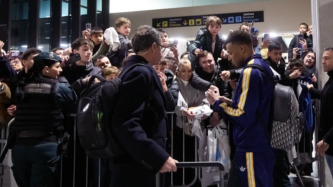 Llegada de la plantilla del Real Madrid al aeropuerto de Noain para jugar ma&ntilde;ana contra Osasuna en el estadio de El Sadar. I&Ntilde;IGO ALZUGARAY