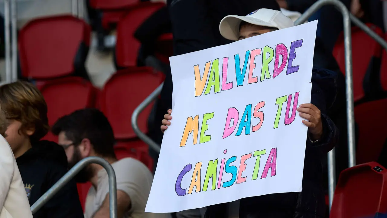 La grada del estadio de El Sadar durante el partido de La Liga EA Sports entre CA Osasuna y Real Madrid CF disputado en Pamplona. I&Ntilde;IGO ALZUGARAY