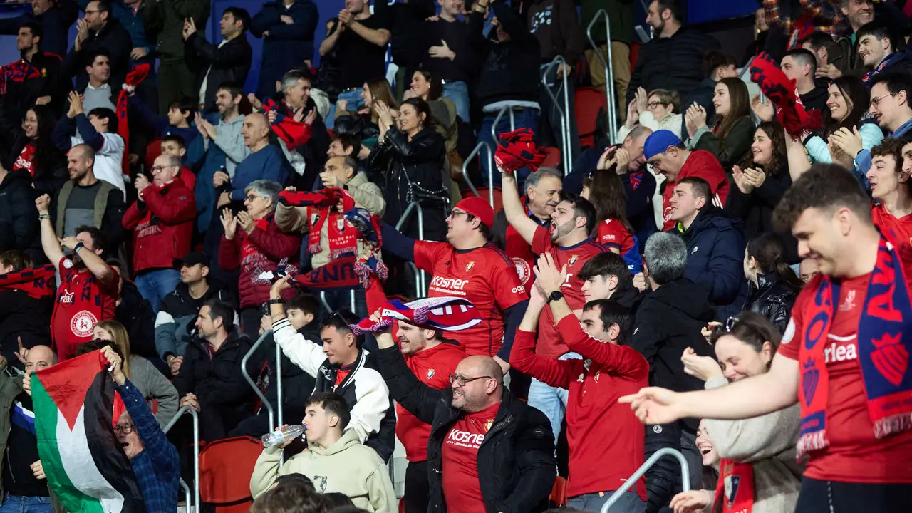 La grada del estadio de El Sadar durante el partido de La Liga EA Sports entre CA Osasuna y Real Madrid CF disputado en Pamplona. I&Ntilde;IGO ALZUGARAY
