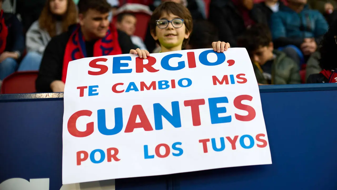 La grada del estadio de El Sadar durante el partido de La Liga EA Sports entre CA Osasuna y Real Madrid CF disputado en Pamplona. I&Ntilde;IGO ALZUGARAY